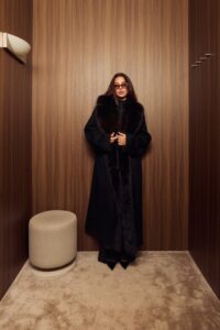 Пальто из кашемира Loro Piana с мехом куницы — вид спереди на модели